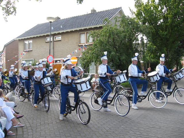De Marching and Cycling Band HHK op de fiets
